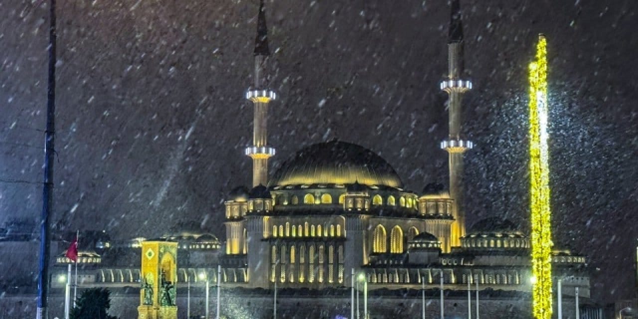 Günlerdir bekleniyordu: İstanbul'da kar başladı Valilikten uyarı geldi