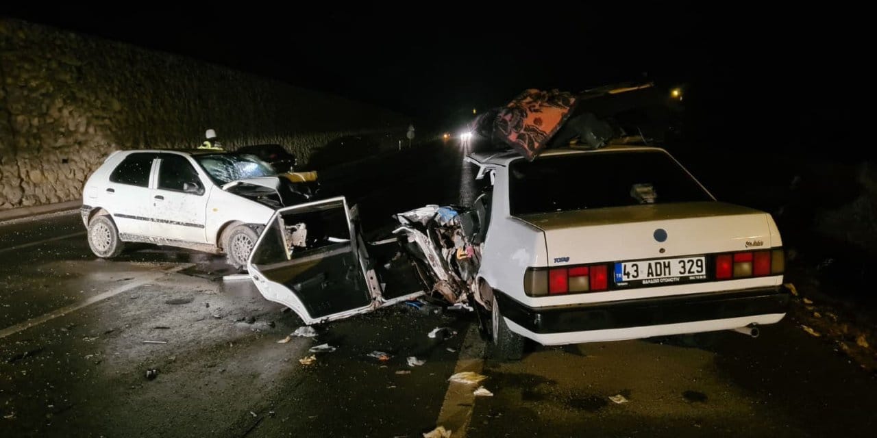 Kütahya'da iki otomobil kafa kafaya çarpıştı: 11 aylık bebek dahil 4 yaralı