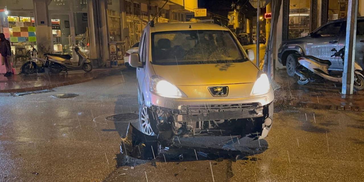 Motosiklet ile otomobil çarpıştı! Sürücü hastaneye kaldırıldı