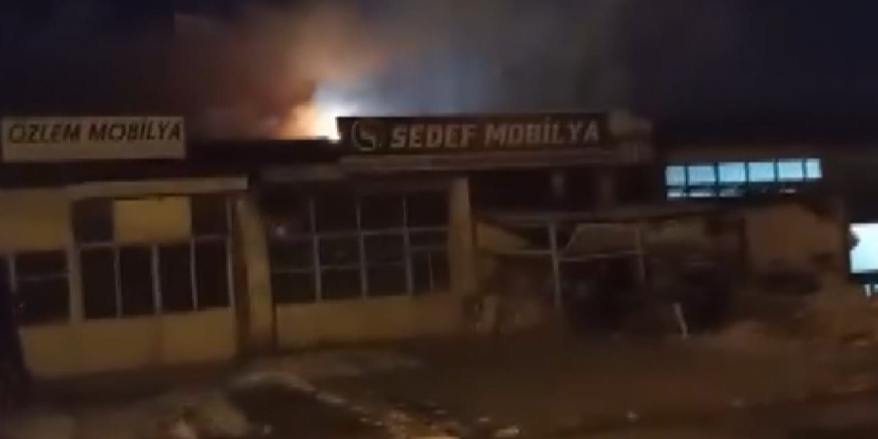 Mobilya atölyesi alev alev yandı! O anlar kamerada