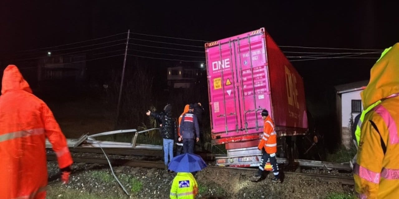 Aydın’da raylara devrilen tırın sürücüsü hayatını kaybetti: Seferler aksadı