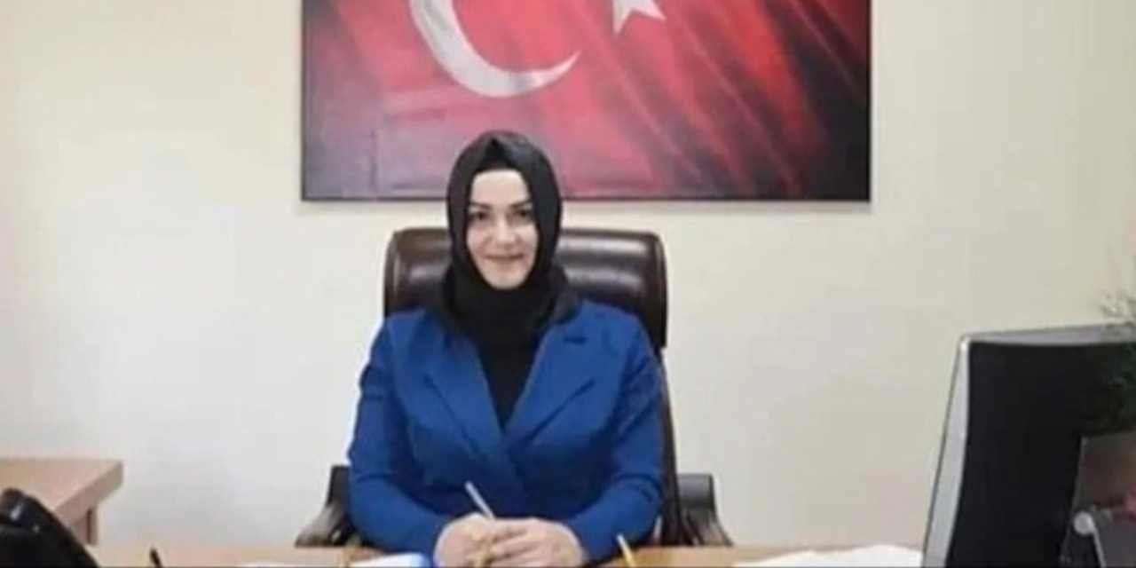 Başkanlık koltuğuna oturdu: Atatürk portresini indirdi!