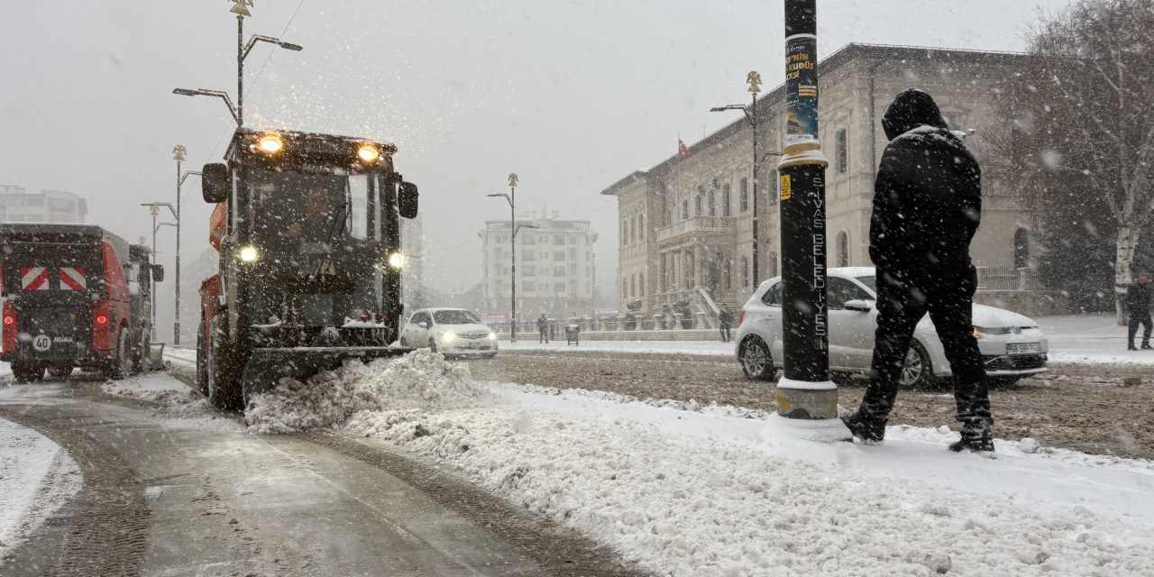 Kar yağışı ulaşımı da vurdu! Türkiye'nin birçok noktasında yollar ulaşıma kapandı