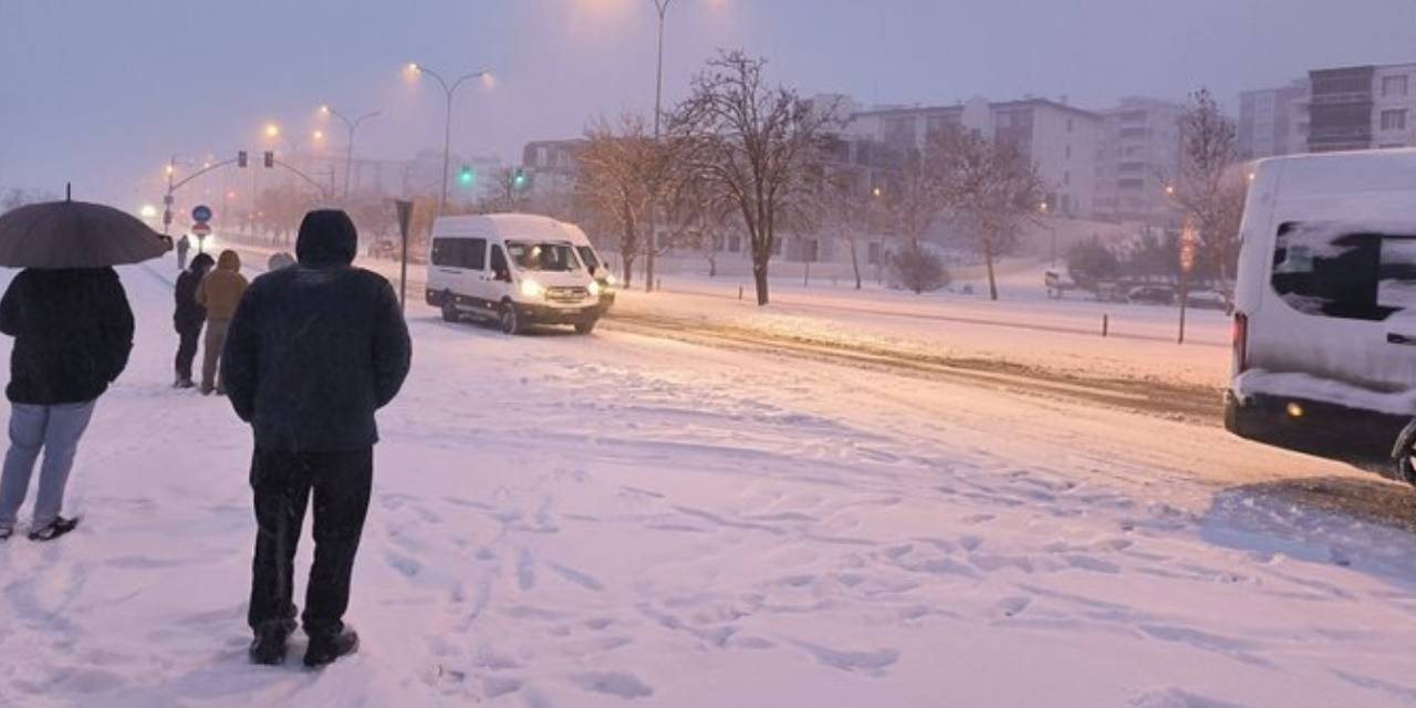 Gaziantep'te kar çileye döndü: Onlarca sürücü yolda kaldı
