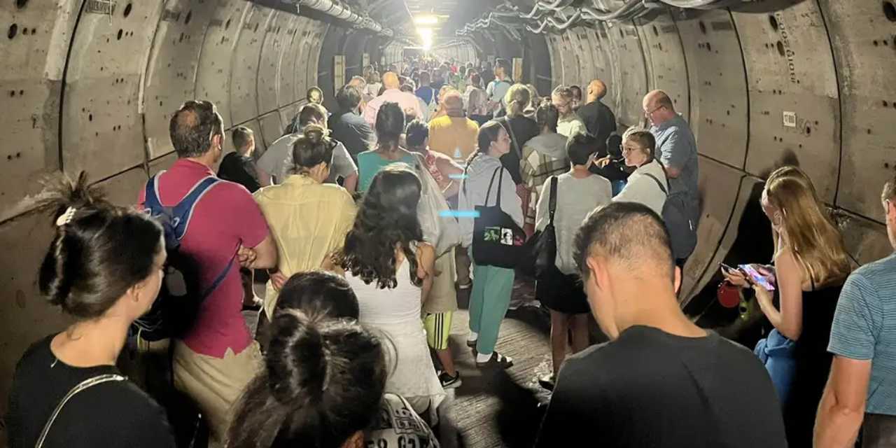 Denizin altında 38 km’lik tünelde kapana kısıldılar: Tüm seferler iptal edildi