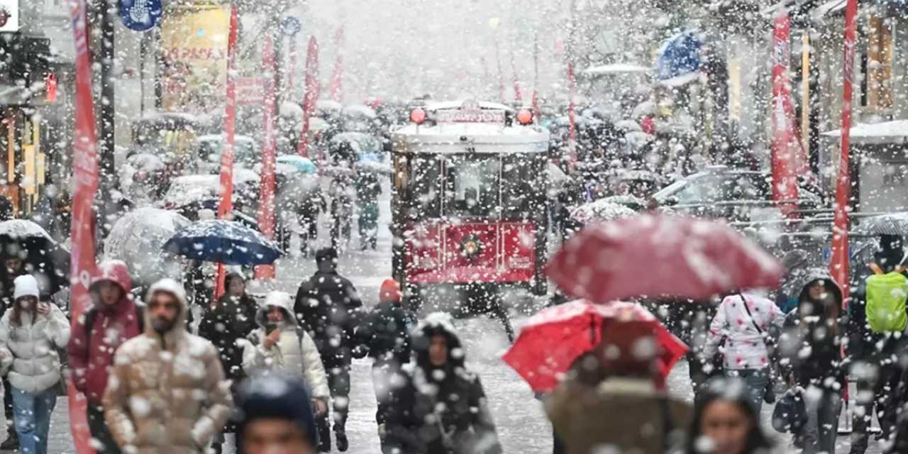 İstanbul'da lapa lapa kar yağışının tarih ve saatini açıkladı