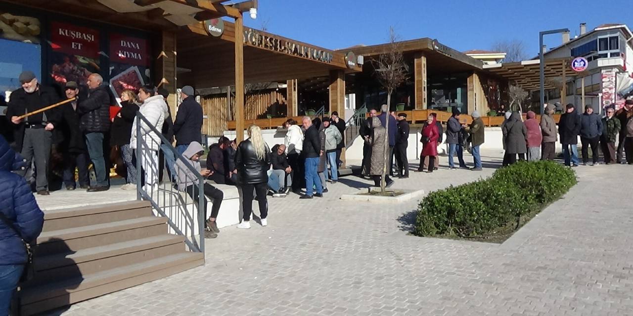 Edirne'de dondurucu soğukta 'ucuz et' kuyruğu