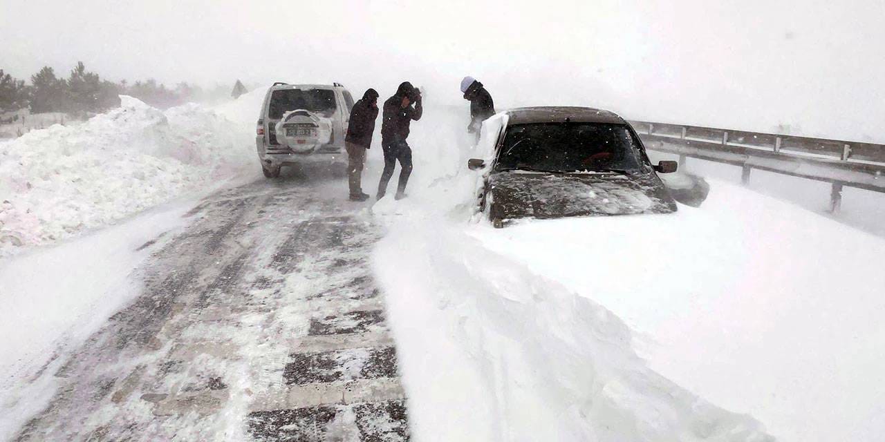 Sivas-Kayseri kara yolu kar nedeniyle kapandı!