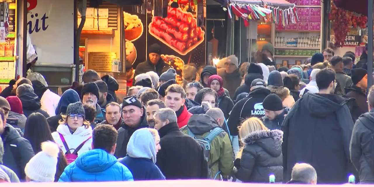 Eminönü'nde yılbaşı alışverişi: Bu sene çok zayıf geçiyor