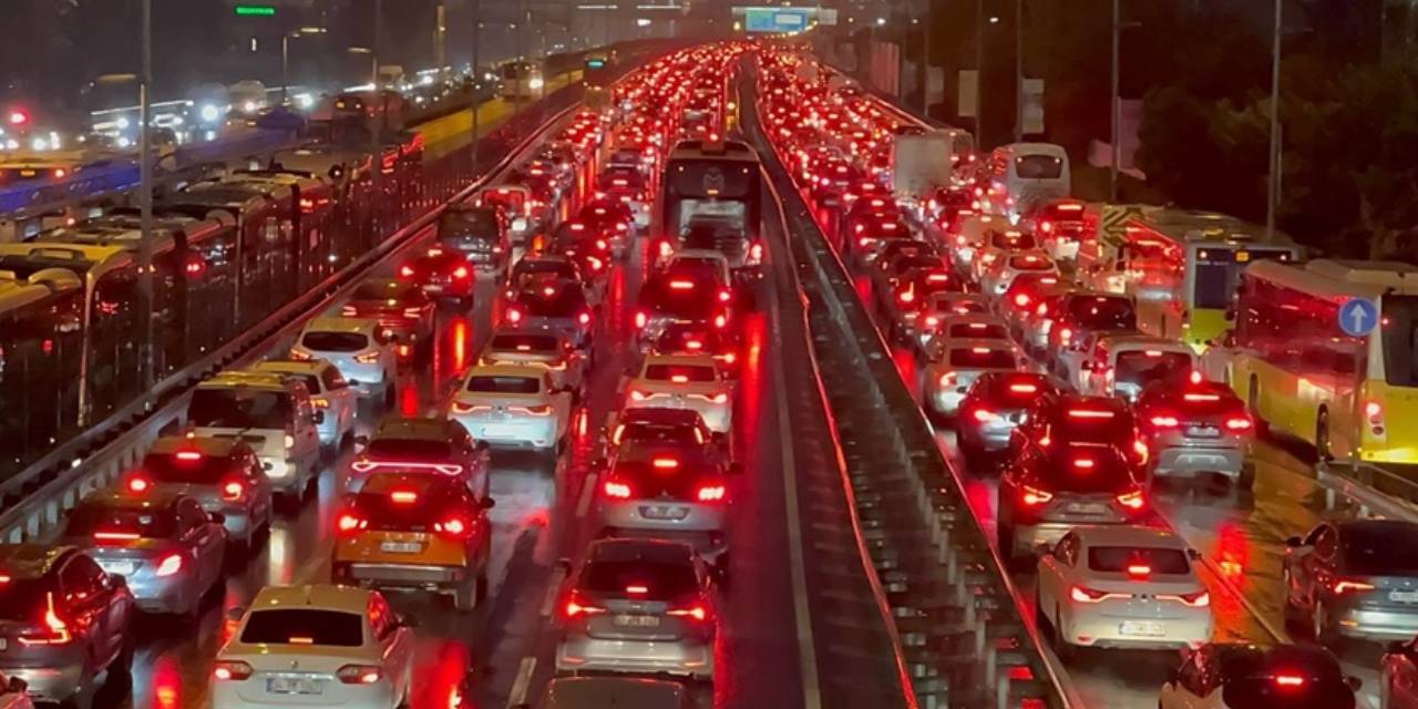 İstanbul'da yılbaşı trafiği alarm veriyor! Yoğunluk yüzde 71'e ulaştı