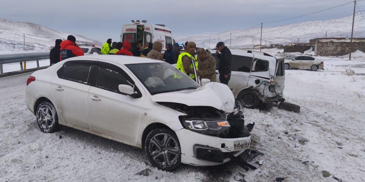 Kar nedeniyle kayganlaşan yolda zincirleme kaza: 2 araç yoldan çıktı 4 kişi yaralandı