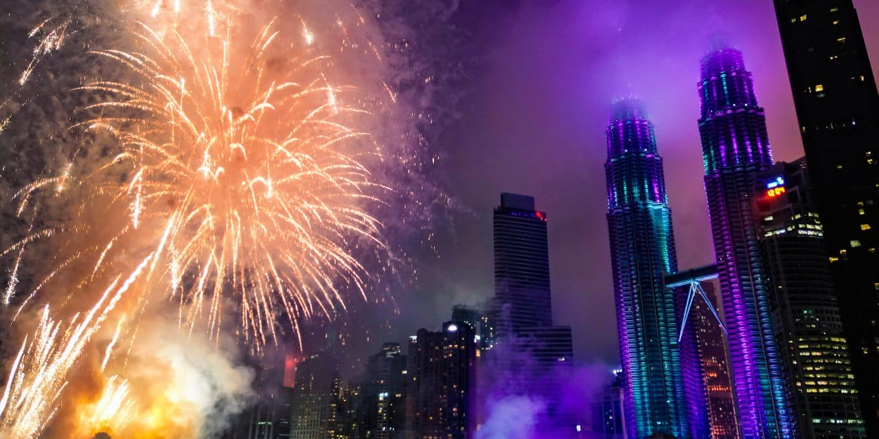 Malezya 2026'ya havai fişek gösterileriyle girdi