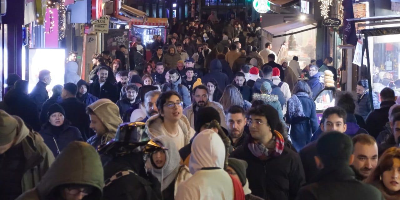 İstanbul'da yeni yıl heyecanı: Kadıköy doldu Nişantaşı boş kaldı