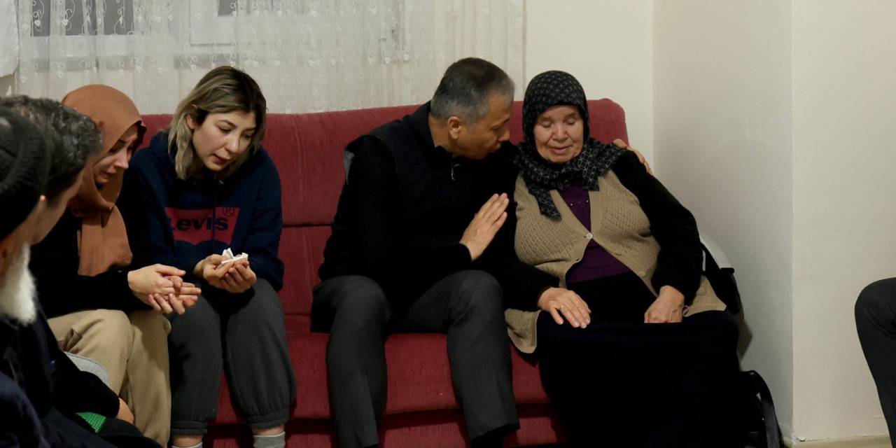 Bakan Yerlikaya'dan şehit Koçyiğit'in ailesine taziye ziyareti