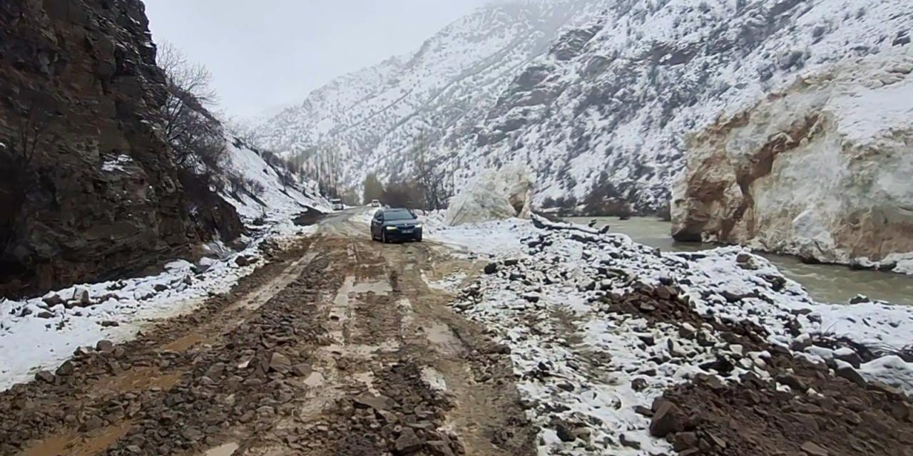 Van'da yolu kapanan mahallede rahatsızlanan çocuk ekiplerin çalışmasıyla hastaneye ulaştırıldı