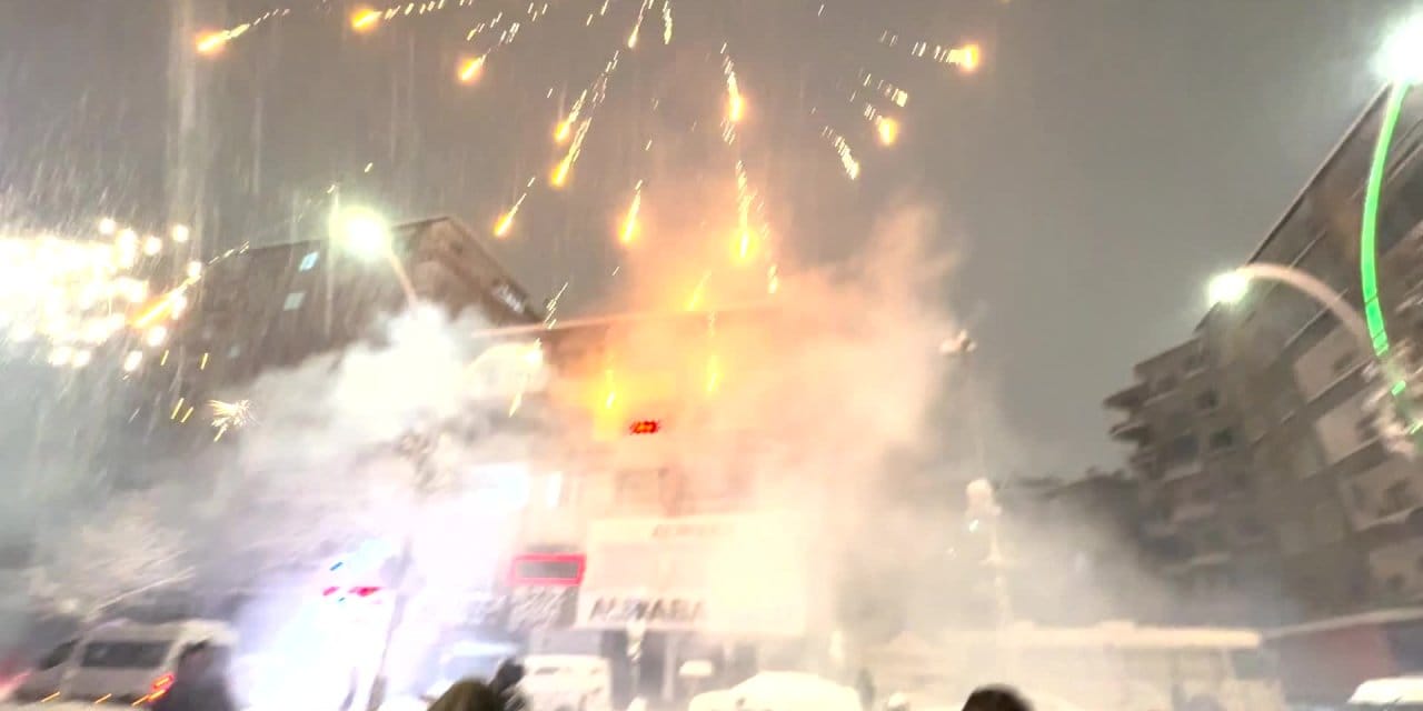 Diyarbakır yeni yıl kar altında halaylarla karşılandı