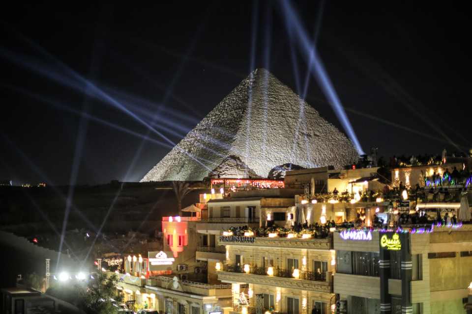 Giza Piramitleri’nde yeni yıl ışık ve havai fişeklerle karşılandı