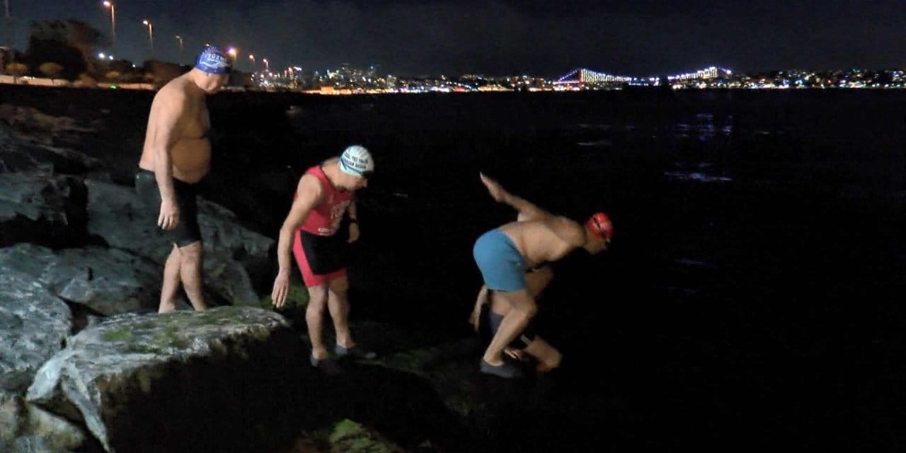 Sarayburnu Fatihleri 2026’ya soğuk suda yüzerek girdi