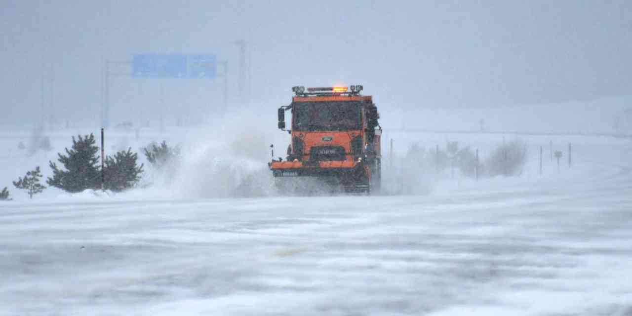 Kar ve tipi nedeniyle kapanan kara yolu ulaşıma açıldı!
