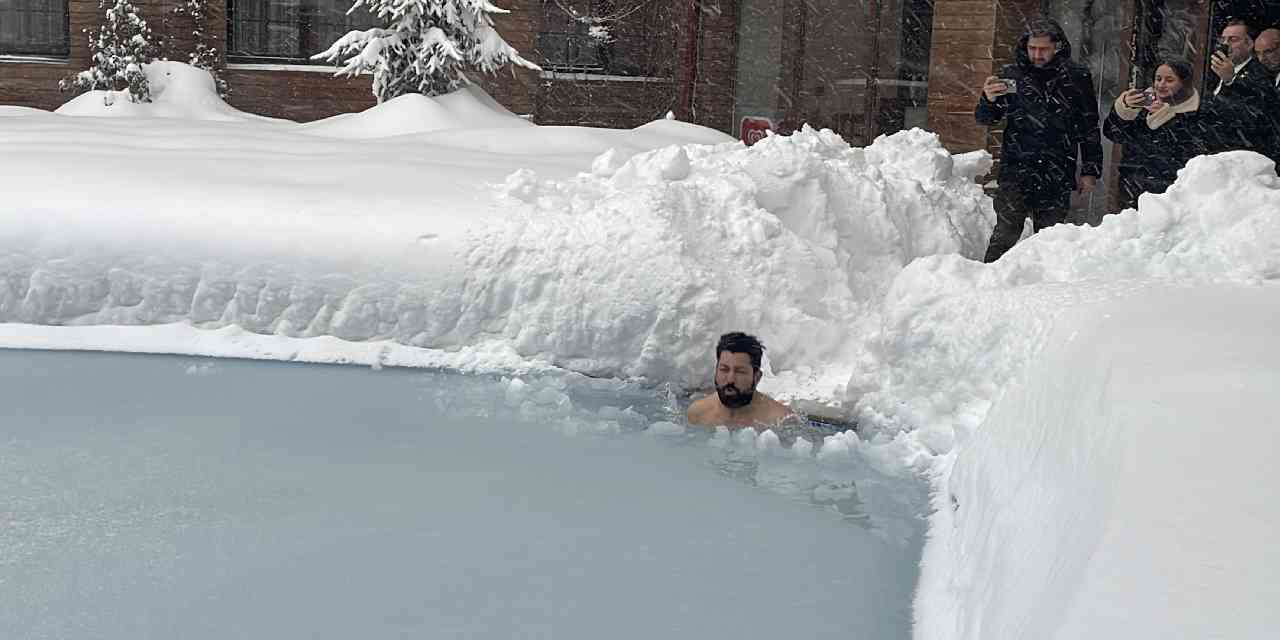 Soğuğa meydan okudu: Eksi 10 derecede buz gibi suya girdi!