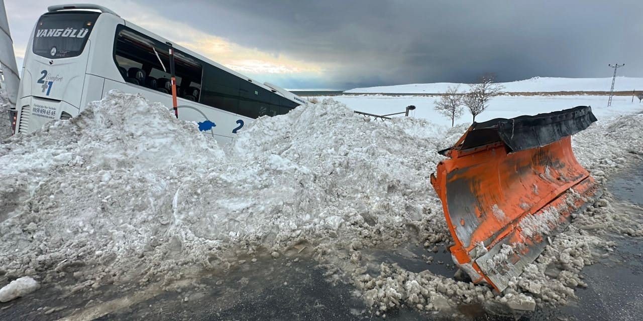 Kar küreme aracına çarpan otobüs savruldu: 11 yaralı
