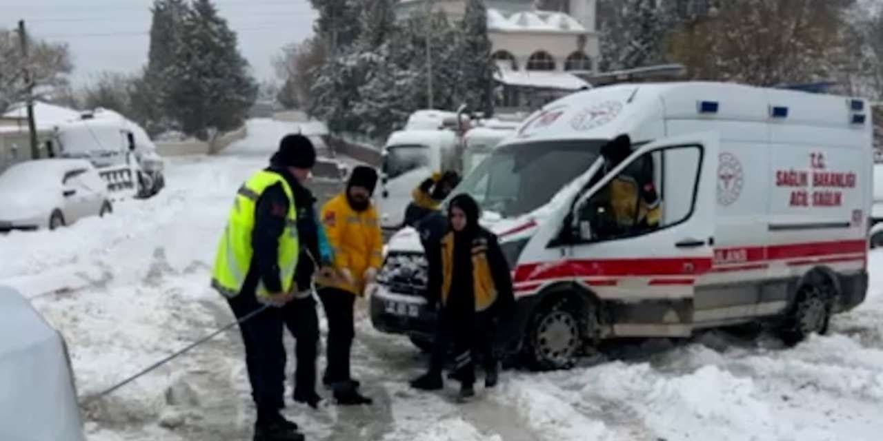 Adıyaman'da ambulans kara saplandı