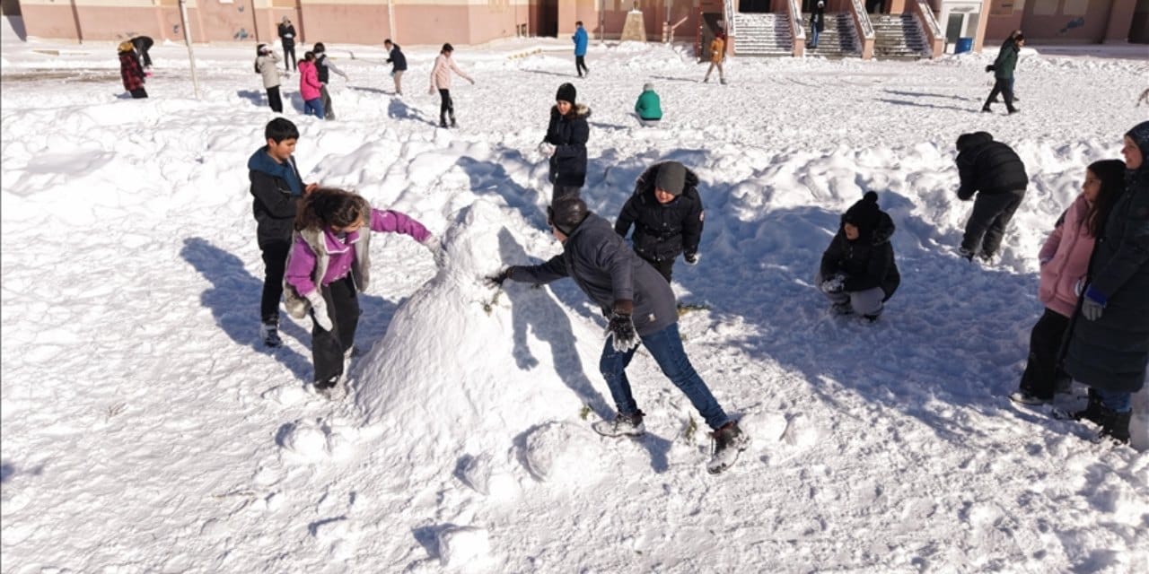 Yeni yılda kar yurdu etkisi altına aldı: Onlarca ilde eğitime ara verildi