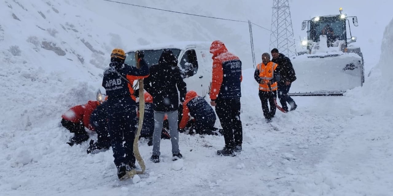 Hakkari'de çığ altında kalan 2 kişi kurtarıldı