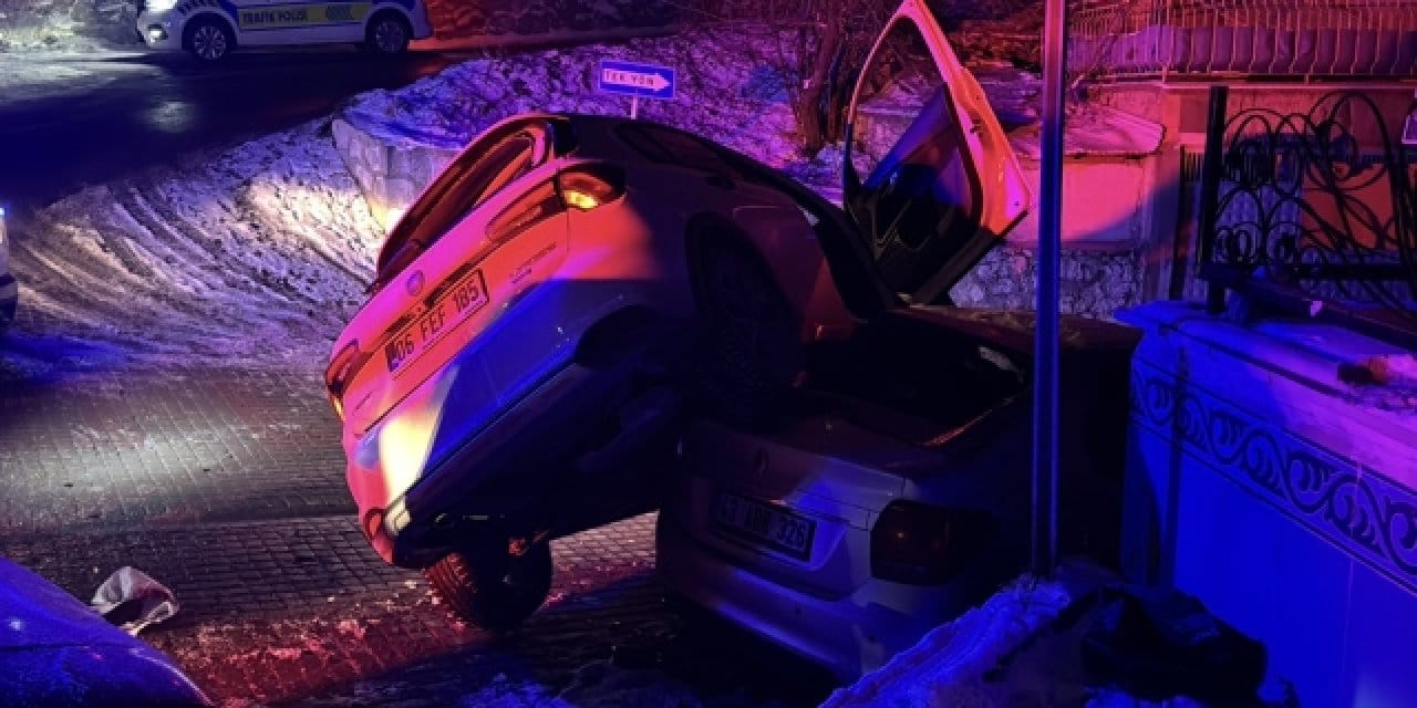Buzda kayan otomobil aracın üstüne çıktı