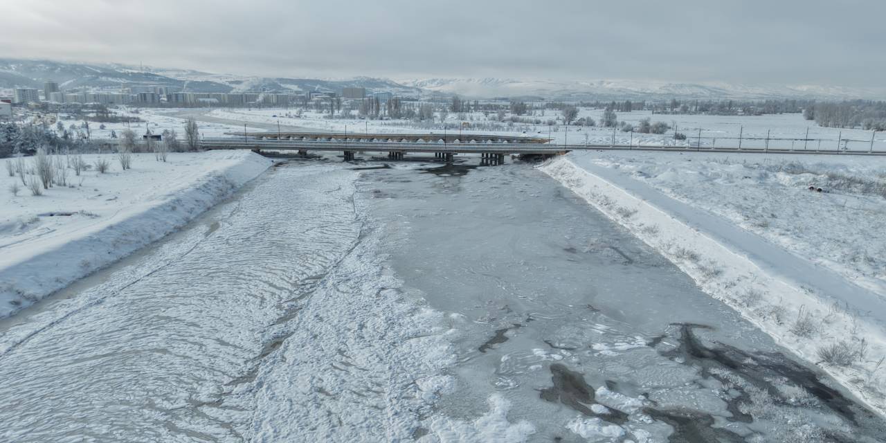 Kızılırmak buz tuttu!
