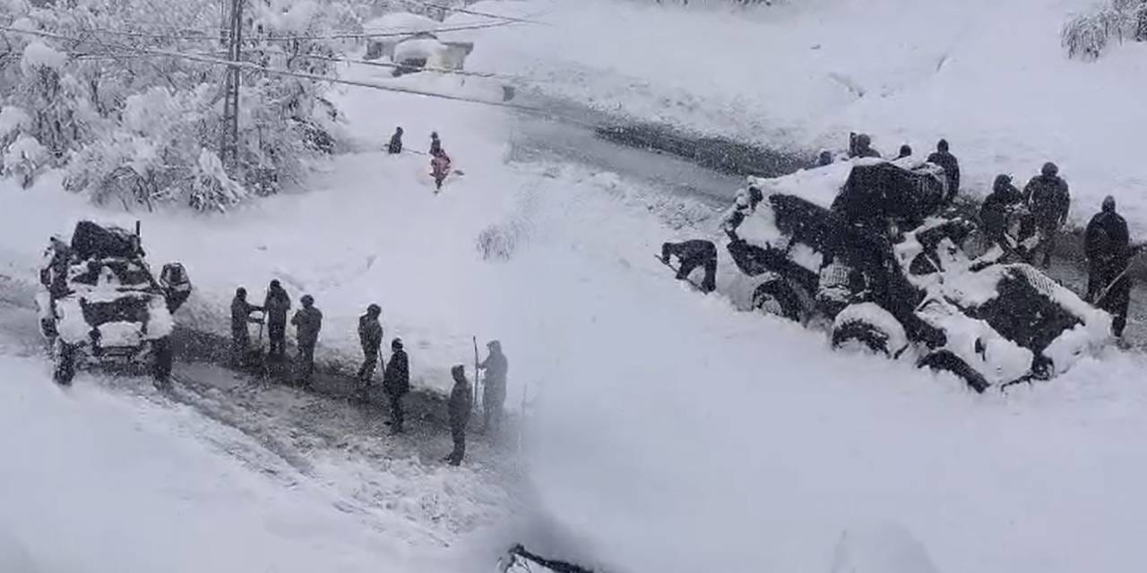 Yolda kalan askeri araç için köylüler seferber oldu!