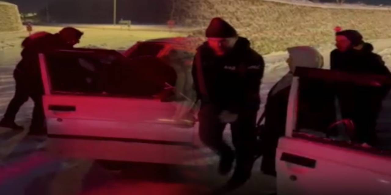 Hastane dönüşünde karla kaplı yolda mahsur kaldılar!