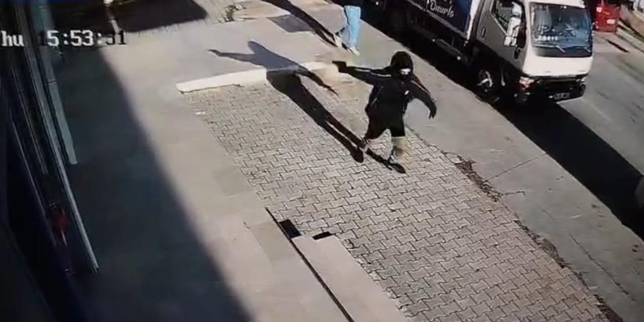 İstanbul'da 14 yaşındaki çocuk sokak ortasında kurşun yağdırdı