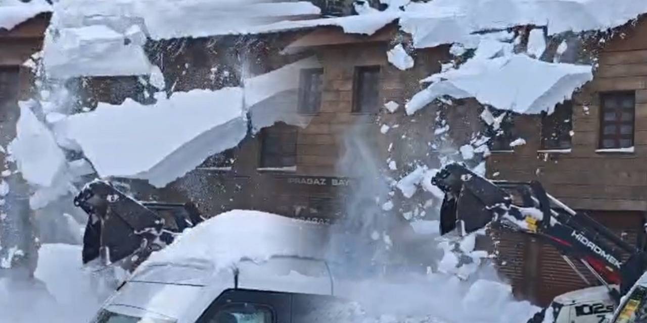 İş makinesinin üzerine kar kütlesi düştü!