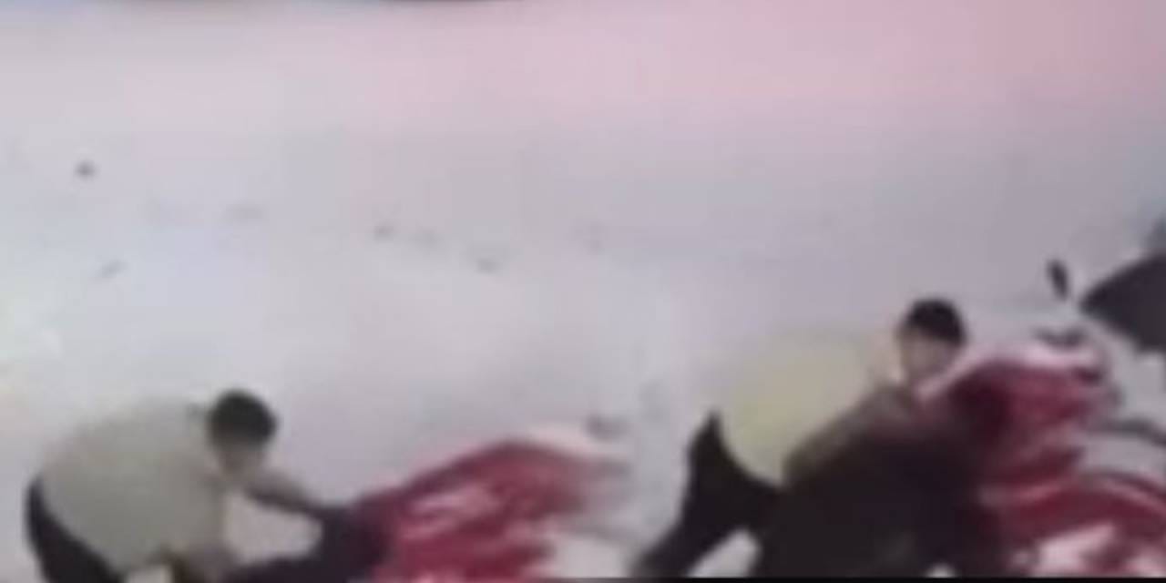 Karlı yolda kayan aracı durdurarak kazayı önlediler!