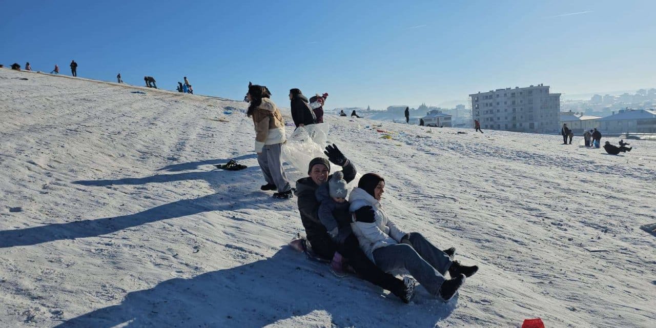 Şehir beyaz örtüye teslim oldu: Karın tadını tabii ki onlar çıkardı