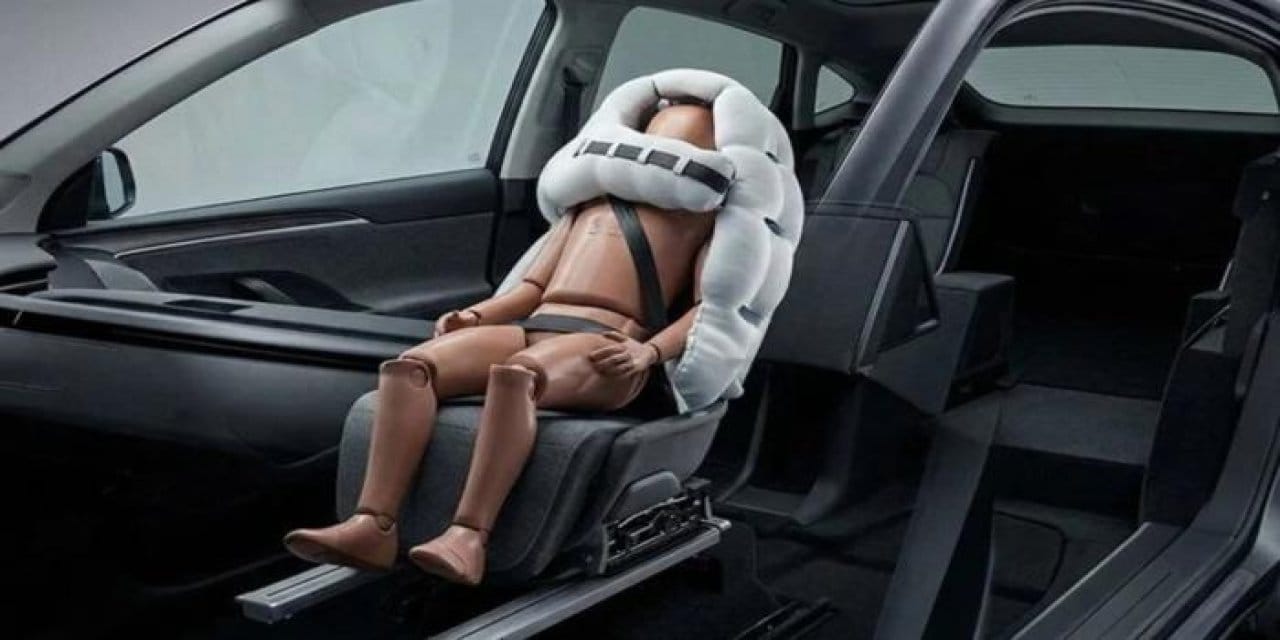 Otomobil güvenliğinde yeni çağ: Battaniye gibi sarılan hava yastıkları geliyor