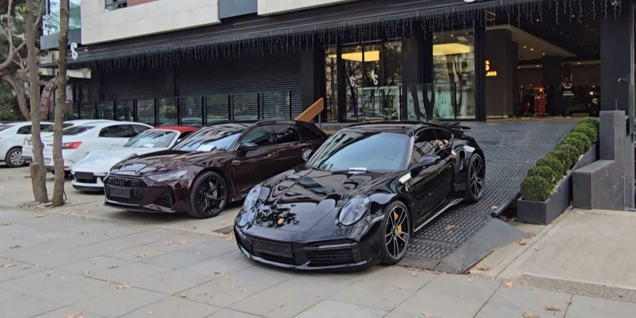 Kadıköy'de oto galeriye operasyon: Lüks otomobiller yedieminin yolunu tuttu