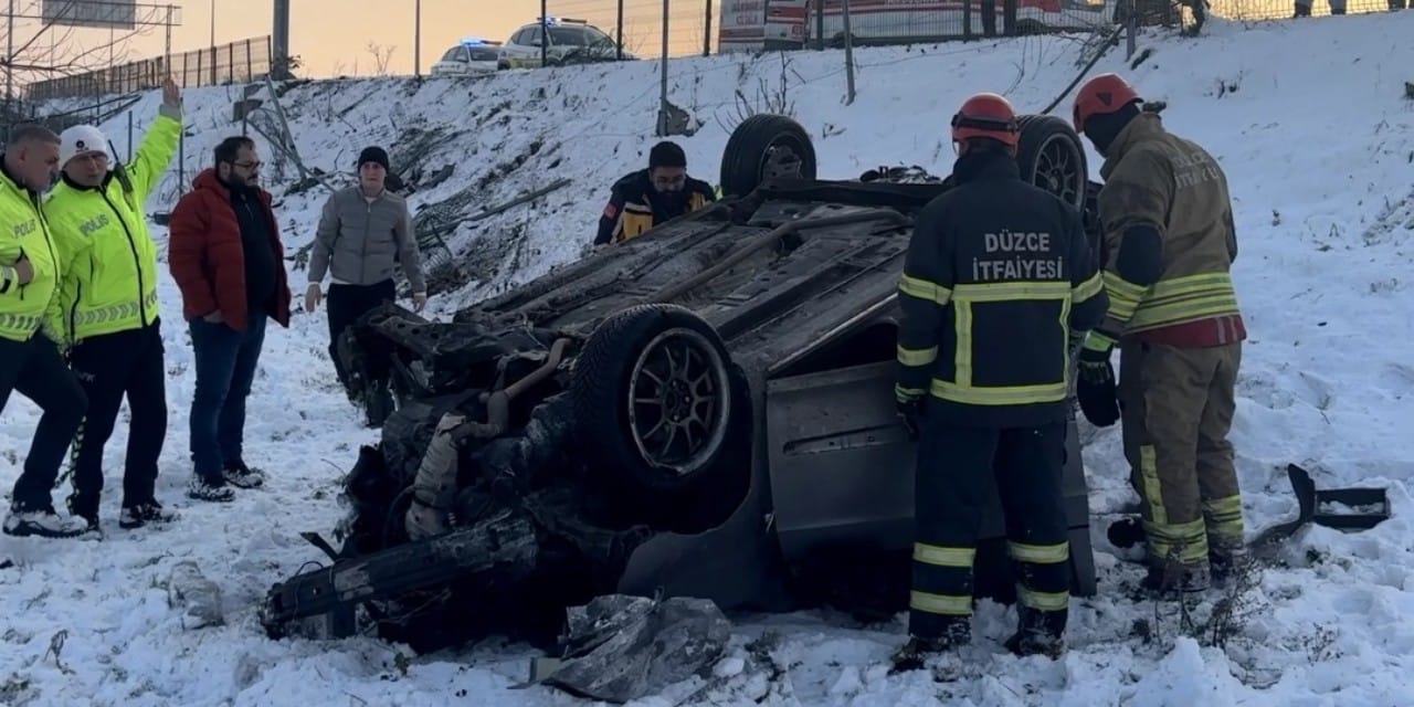 Karlı yolda otomobil kontrolden çıktı: İki genç takla atan araçta sıkıştı
