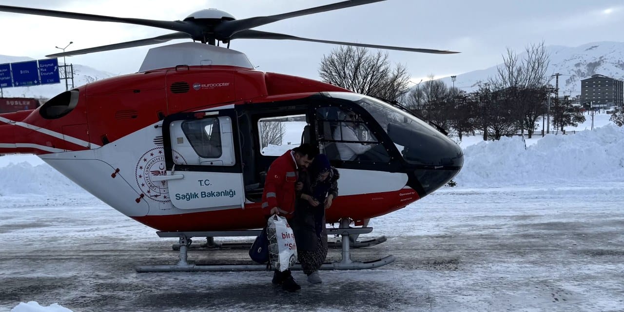 Kar yolları kapattı: Mahsur kalan anne ile bebeğinin imdadına ambulans helikopter yetişti