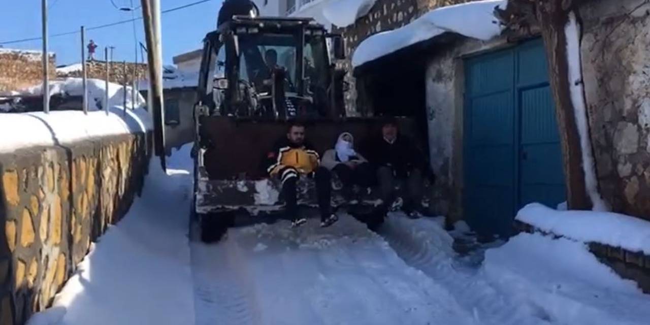 Mardin'de kar esareti! Hasta kadın ambulansa kepçeyle taşındı