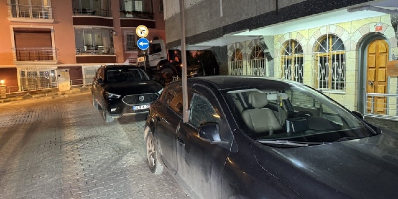 Avcılar’da facianın eşiğinden dönüldü: Binadan uçtu araca saplandı