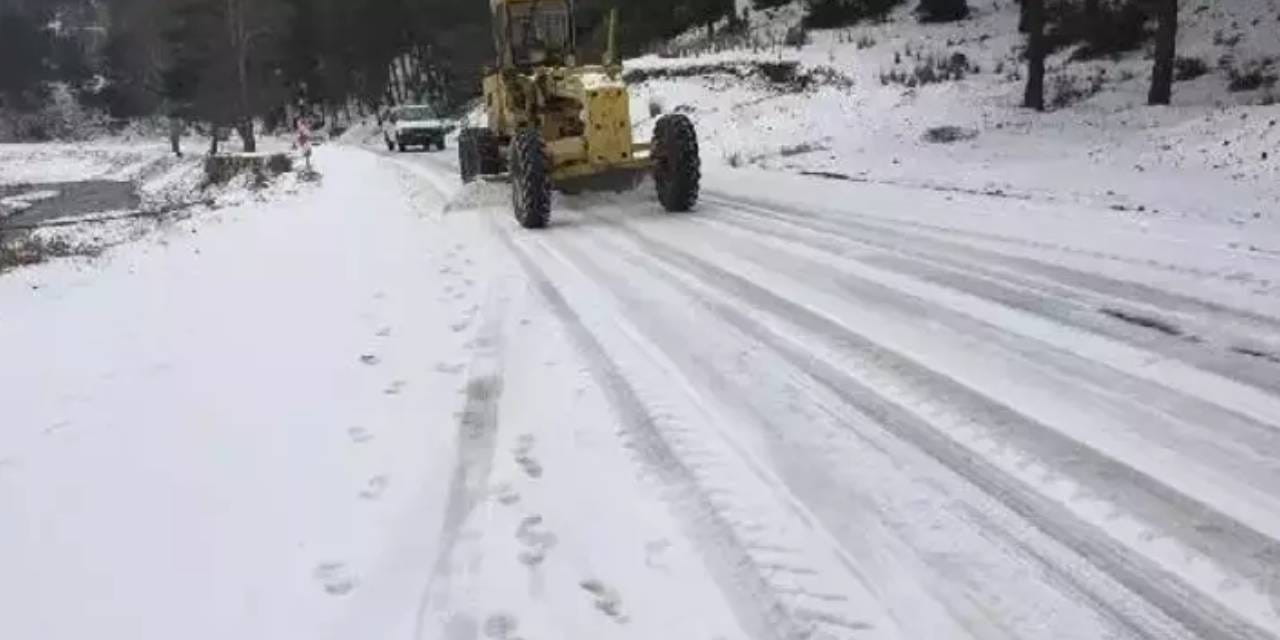 Osmaniye'de kar yolları kapattı: 2 hasta için ekipler seferber oldu