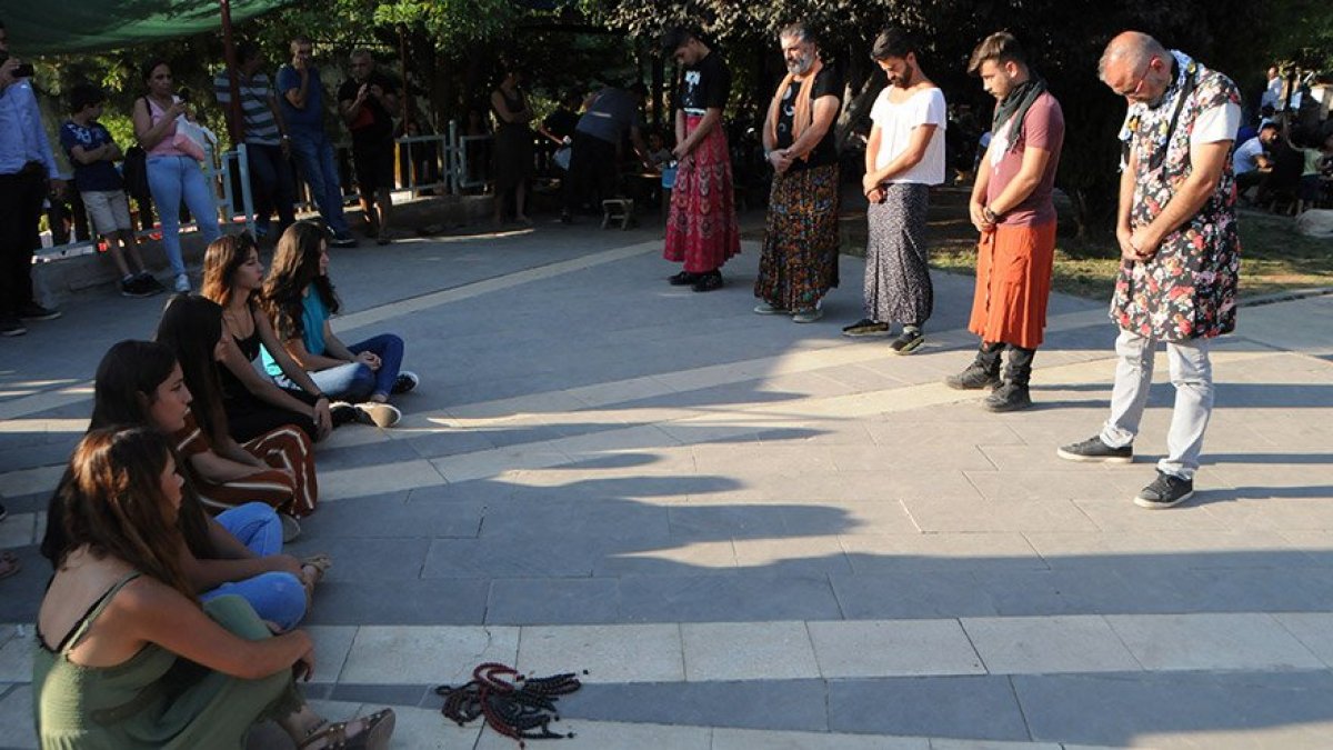 Erkekler etek giydi, kadınlar tespih salladı!