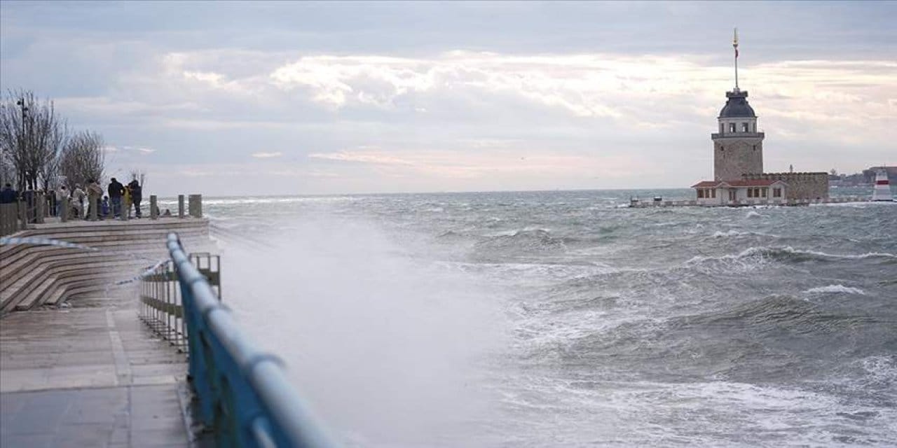 İstanbul’da şiddetli lodos ağaçları devirdi, araçlar zarar gördü