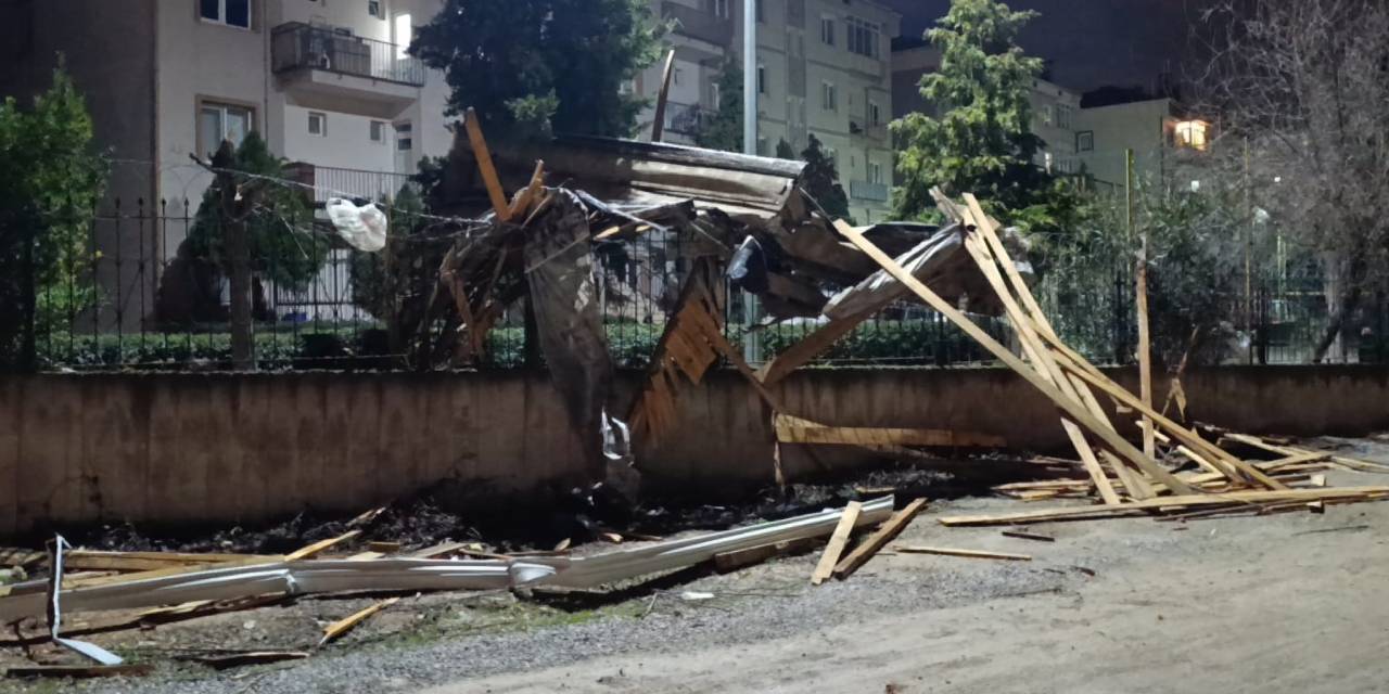 Bursa'da kuvvetli lodos kabusu yaşattı! Evlerin çatıları uçtu
