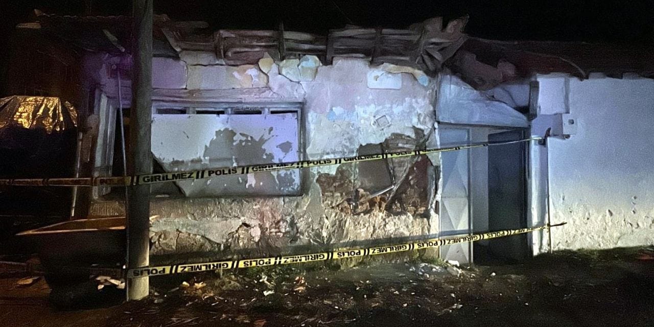 Tek katlı evin çatısı çöktü: Bitişikteki ev tahliye edildi