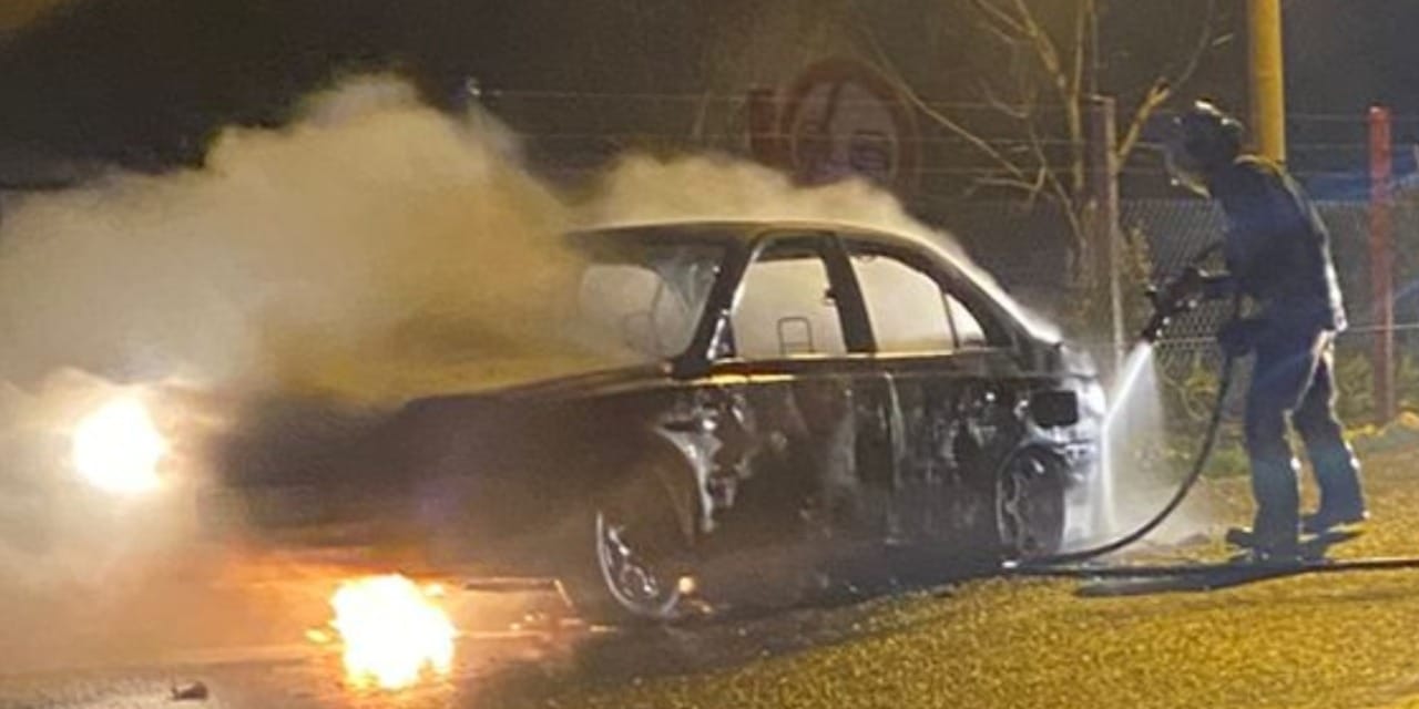 Seyir halindeki otomobil alev alev yandı