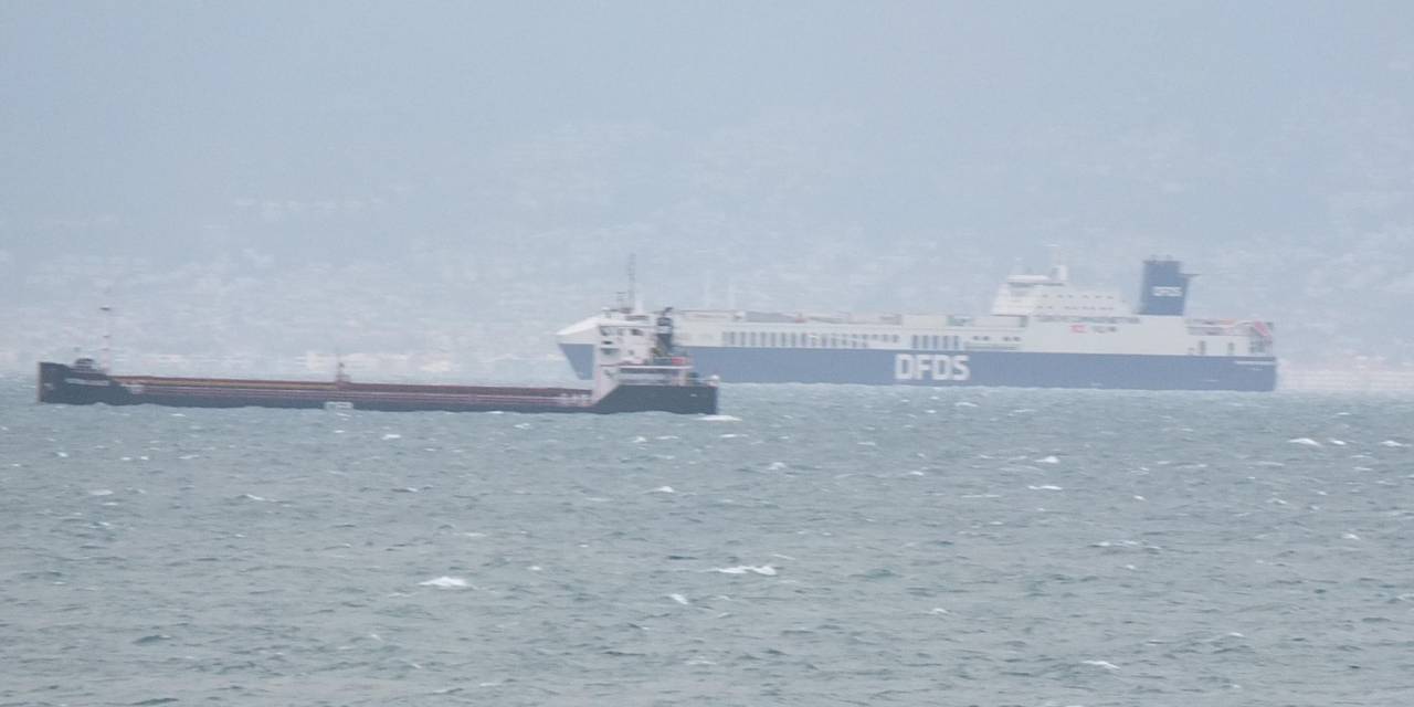 Lodos yük gemilerini vurdu: Edremit'te demirlediler