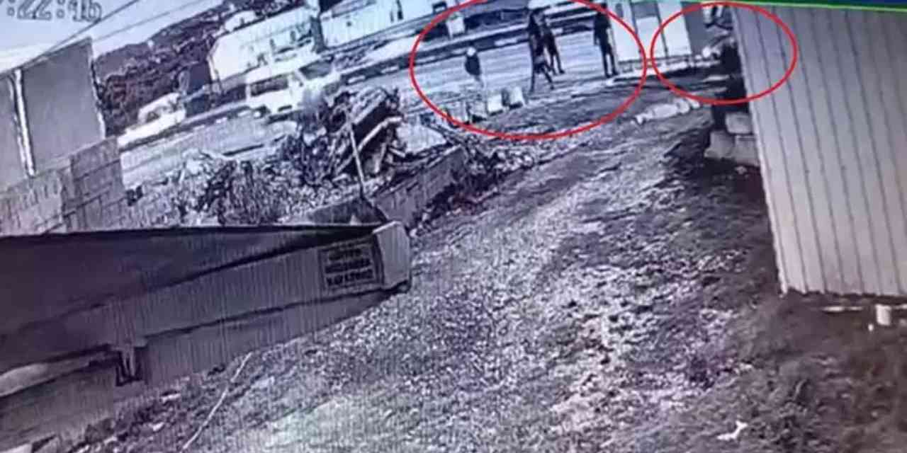 Durağa dalan aracın altında kalmaktan son anda kurtuldular! O anlar kamerada